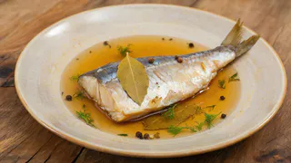 Замачиваю рыбу в простом рассоле перед обжариванием: вкус – как в дорогом ресторане, и ни намека на запах
