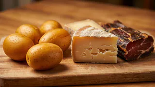 Только 3 продукта можно есть после удаления плесени: твердые овощи, сыр и вяленое мясо — всё остальное в мусор