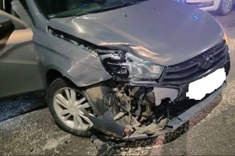 В Вологде водитель иномарки не уступила дорогу и пострадала в ДТП с «Ладой»