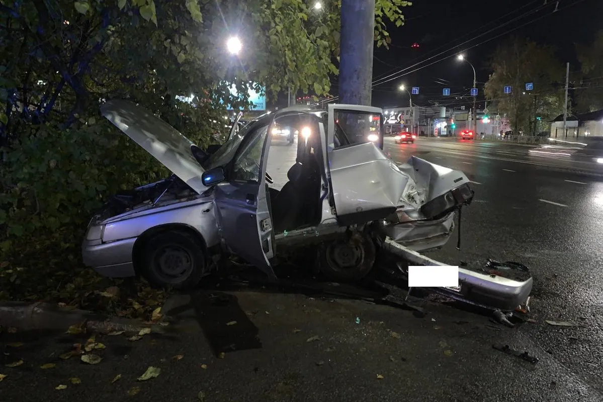 Пассажирка госпитализирована после ночного ДТП в Вологде: автомобиль врезался в опору ЛЭП