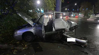 Пассажирка госпитализирована после ночного ДТП в Вологде: автомобиль врезался в опору ЛЭП