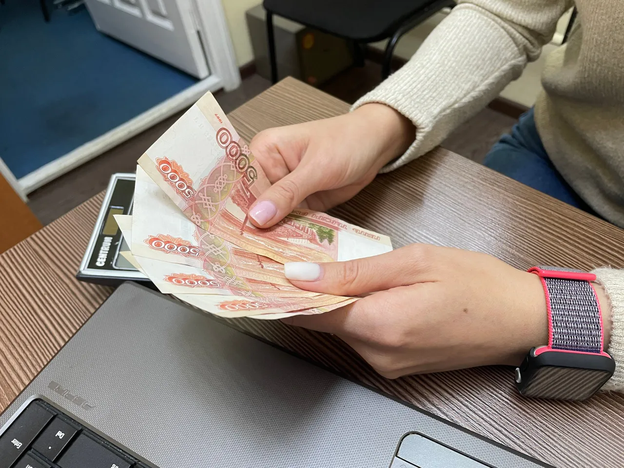 Жительница Вологодской области лишилась миллиона рублей, поверив в "легкие деньги" в интернете