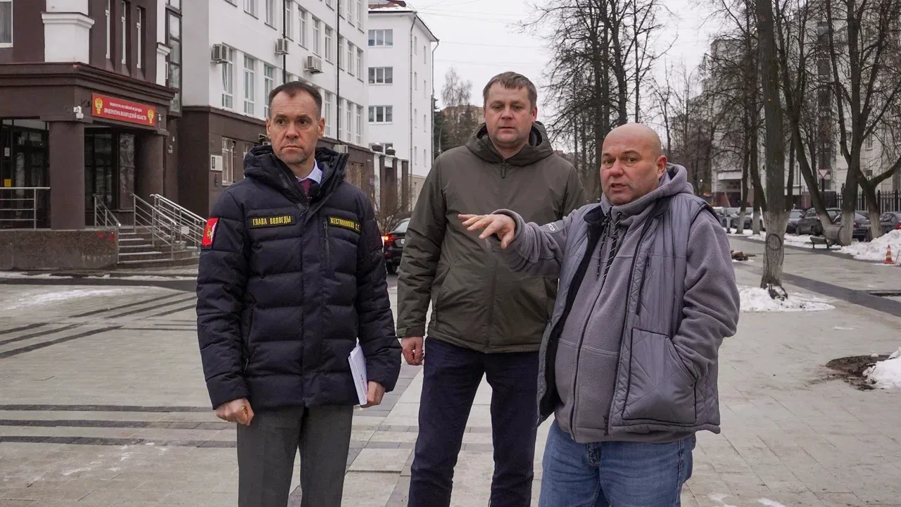 Глава Вологды лично проверил качество тротуарной плитки в центре города