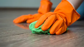 Полы теперь можно не мыть: всего одна ложка на ведро воды и поверхности сверкают как зеркало