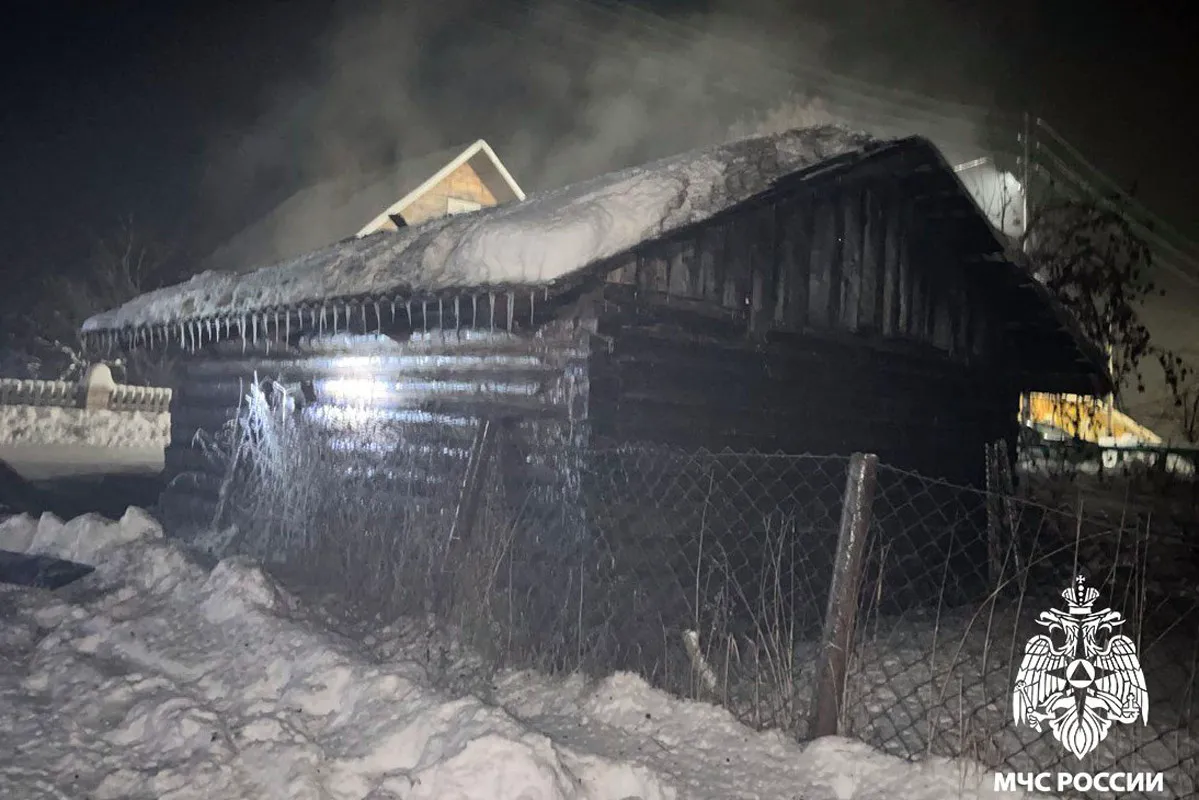Житель Вологодской области успел спасти машину из горящего гаража, но постройка сгорела