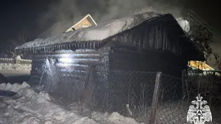 Житель Вологодской области успел спасти машину из горящего гаража, но постройка сгорела