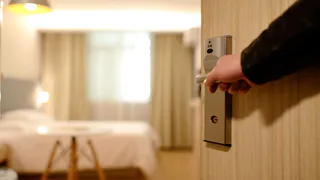Пишут, что россиян будут штрафовать на 15 000 ₽ за входную дверь, открывающуюся наружу: правда ли​ это