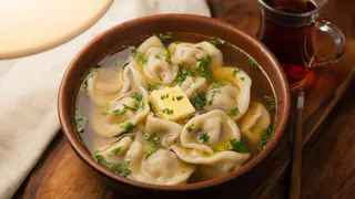 Не «лаврушка» и не укроп: что добавить в бульон для пельменей — вкус уровня мишленовского ресторана