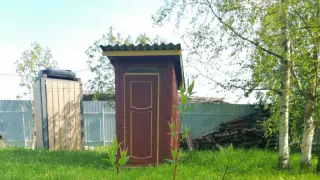 Что засыпать в дачный туалет для растворения отходов без запаха: проверенный лайфхак