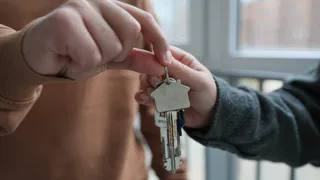 ВТБ: в первом квартале продажи ипотеки в России снизились на 42%