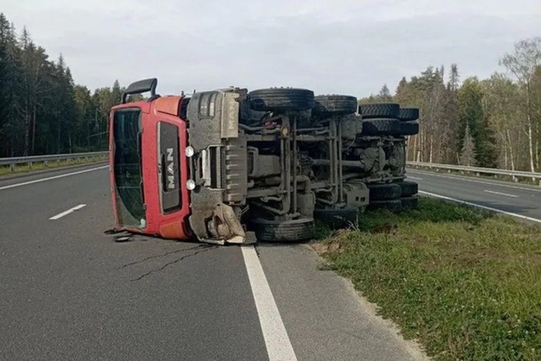 Трое пострадали в массовом ДТП с опрокинувшимся грузовиком под Вологдой