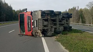 Трое пострадали в массовом ДТП с опрокинувшимся грузовиком под Вологдой