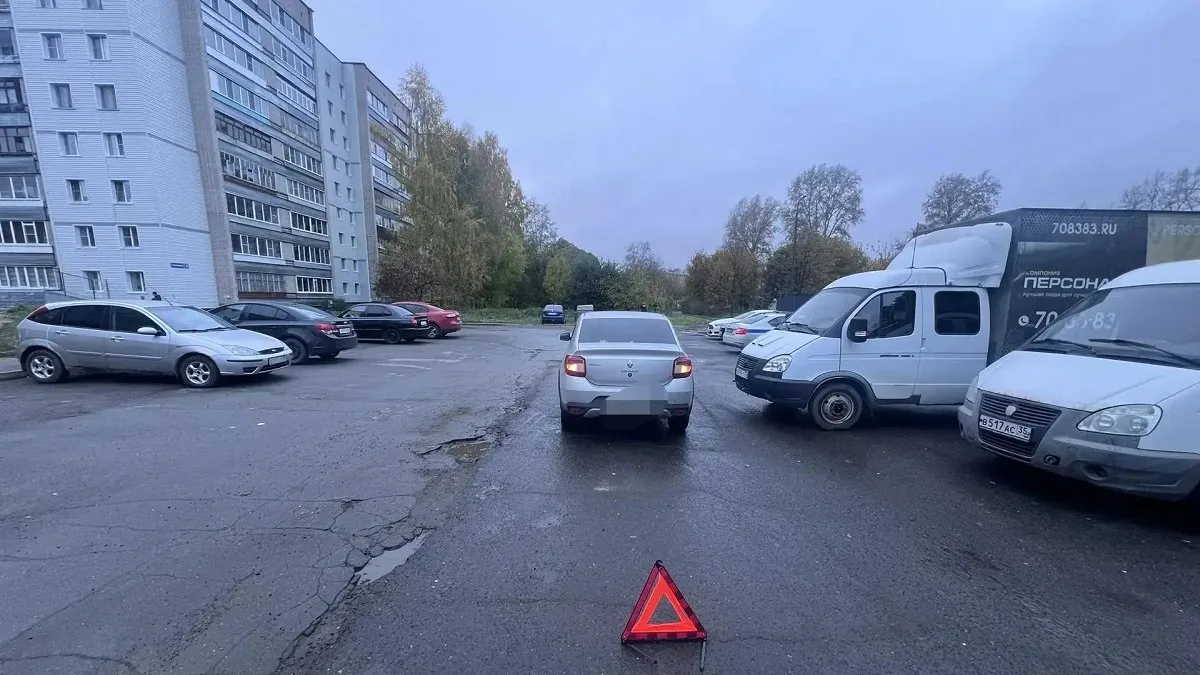 В Вологде водитель Renault Logan столкнулась с самокатом: пострадал 10-летний пассажир