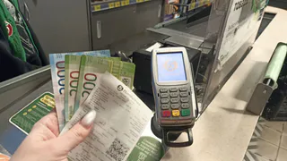 Больше ни за что не расплачусь картой на кассе "Магнита" и "Пятерочки": кассиры тайно считывают эти данные