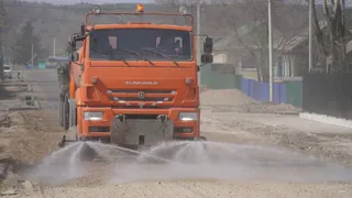 В Вологде коммунальщики ночью обработали дороги реагентами против обледенения