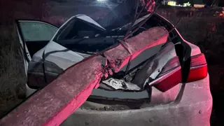 В Вологодской области иномарка врезалась в опору ЛЭП