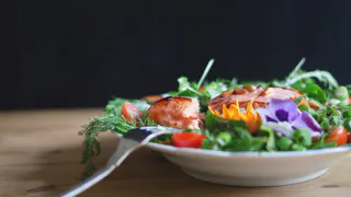 Салат «Соломка» — любимое блюдо Огненной Лошади на Новый год — намного вкуснее популярных «Мимозы», «Шубы» и «Оливье»