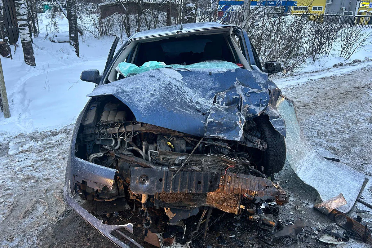 В Вологде лобовое столкновение иномарок отправило водителя в больницу