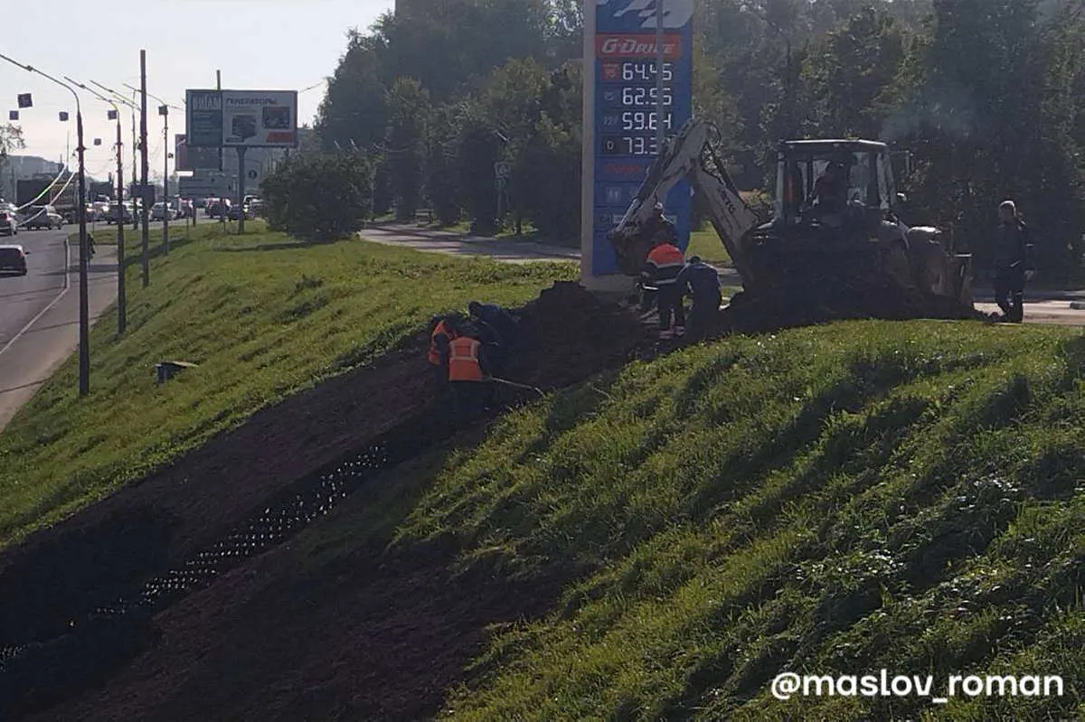В Вологодской области начали укреплять обвалившийся из-за ливня откос