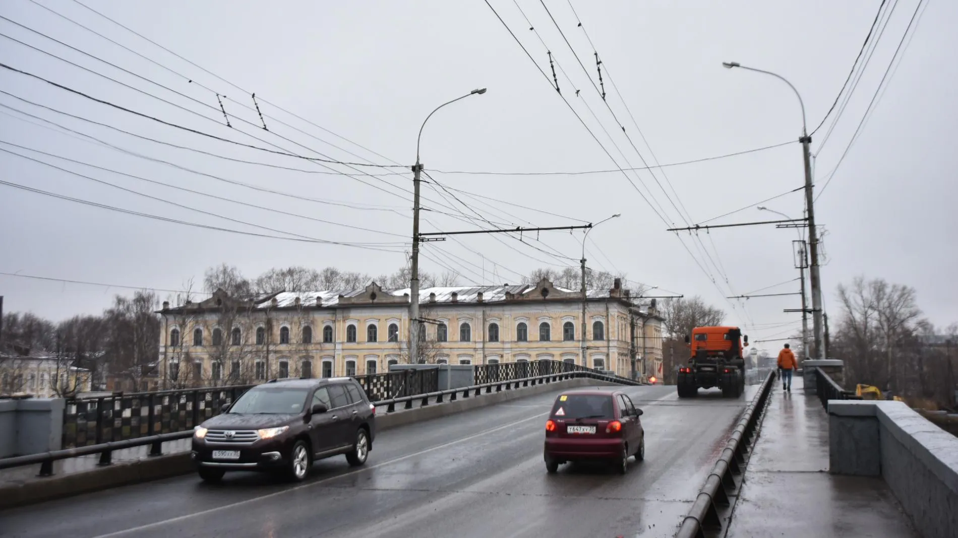 Один въезд на Октябрьский мост закроют на полтора года