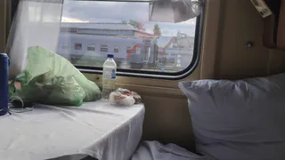 "Я, заслуженный пенсионер, должен на верхней полке ехать?" - дед прогнал девушку с ее полки