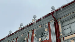 Альпинисты против сосулек: в Вологде идут «вертикальные» уборки в условиях коварной оттепели