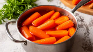 «Хватит варить морковь на салаты, есть способ намного проще и вкуснее»: друг повар показал, как они готовят морковь у себя в ресторане