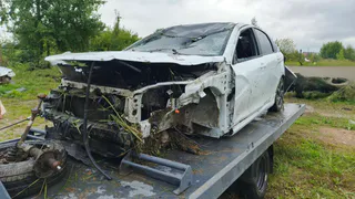 В Вологодской области пьяный водитель легковушки снес забор, знак и опрокинулся на крышу