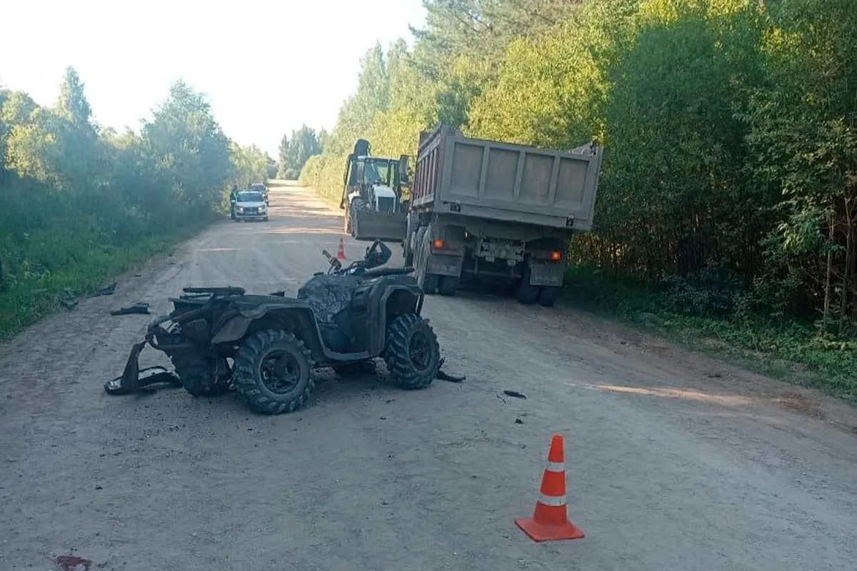 В Вологодской области подростки на квадроцикле столкнулись с грузовиком
