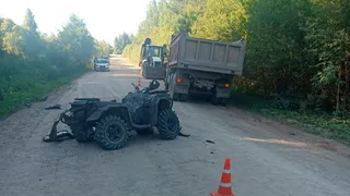 В Вологодской области подростки на квадроцикле столкнулись с грузовиком