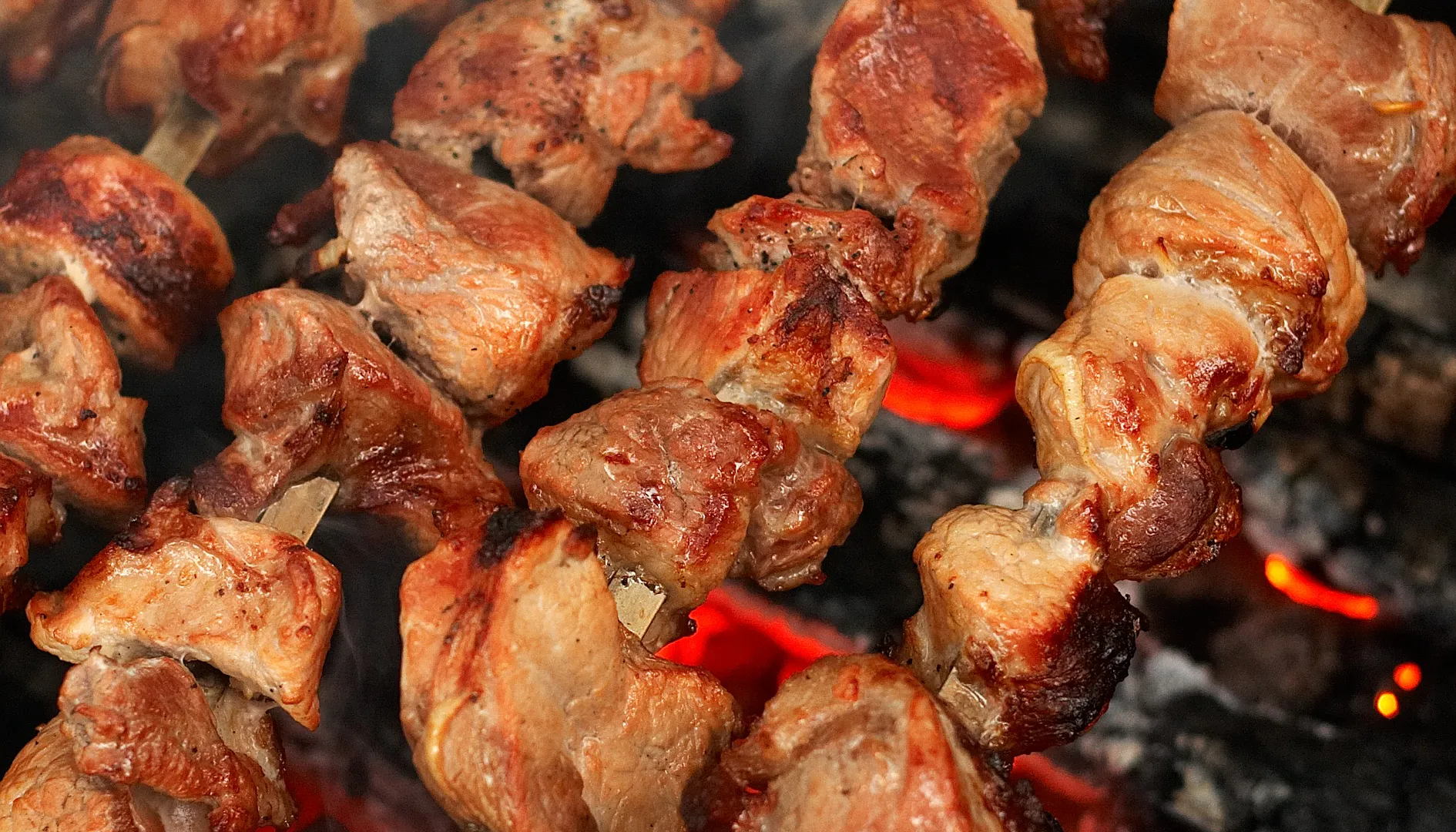 Не жесткая подошва, а нежное мясо: этот быстрый маринад для шашлыка сделает мясо нежным, как поцелуй
