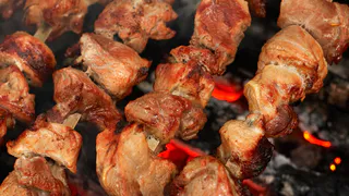 Не жесткая подошва, а нежное мясо: этот быстрый маринад для шашлыка сделает мясо нежным, как поцелуй