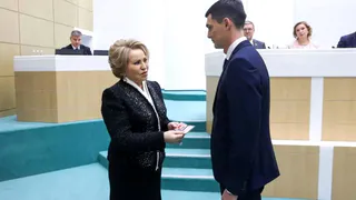Валентина Матвиенко вручила Роману Маслову удостоверение сенатора от Вологодской области на заседании Совета Федерации