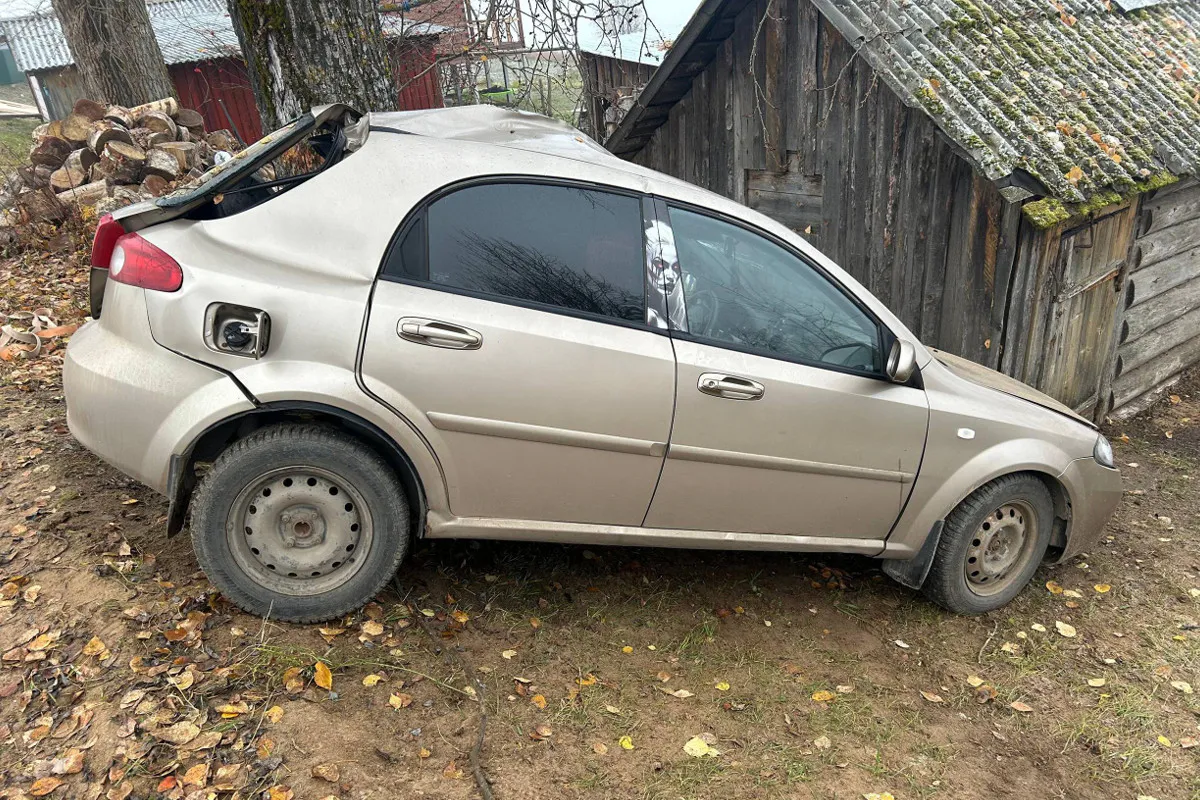 В Вологодской области водителя врезавшейся в дерево иномарки доставили в больницу