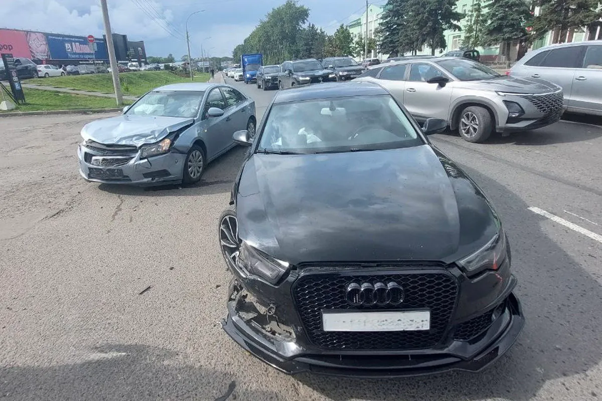 Молодой водитель на Audi спровоцировал аварию в Вологде