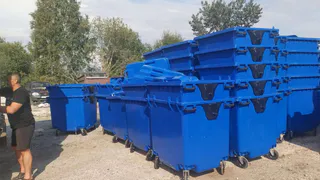 В Вологодской области избавляются от сломанных мусорных баков: власти привезли 99 новых контейнеров