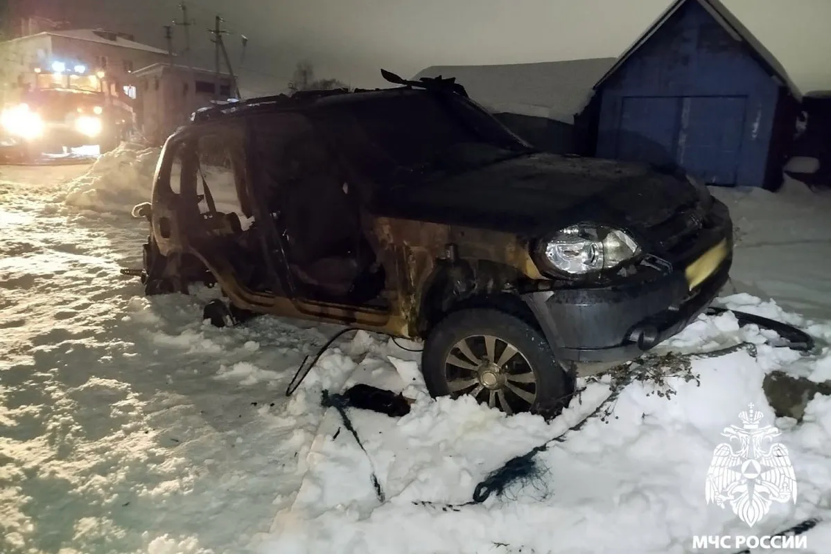 Из-за неисправного дымохода в Вологодской области огонь уничтожил гараж и автомобиль