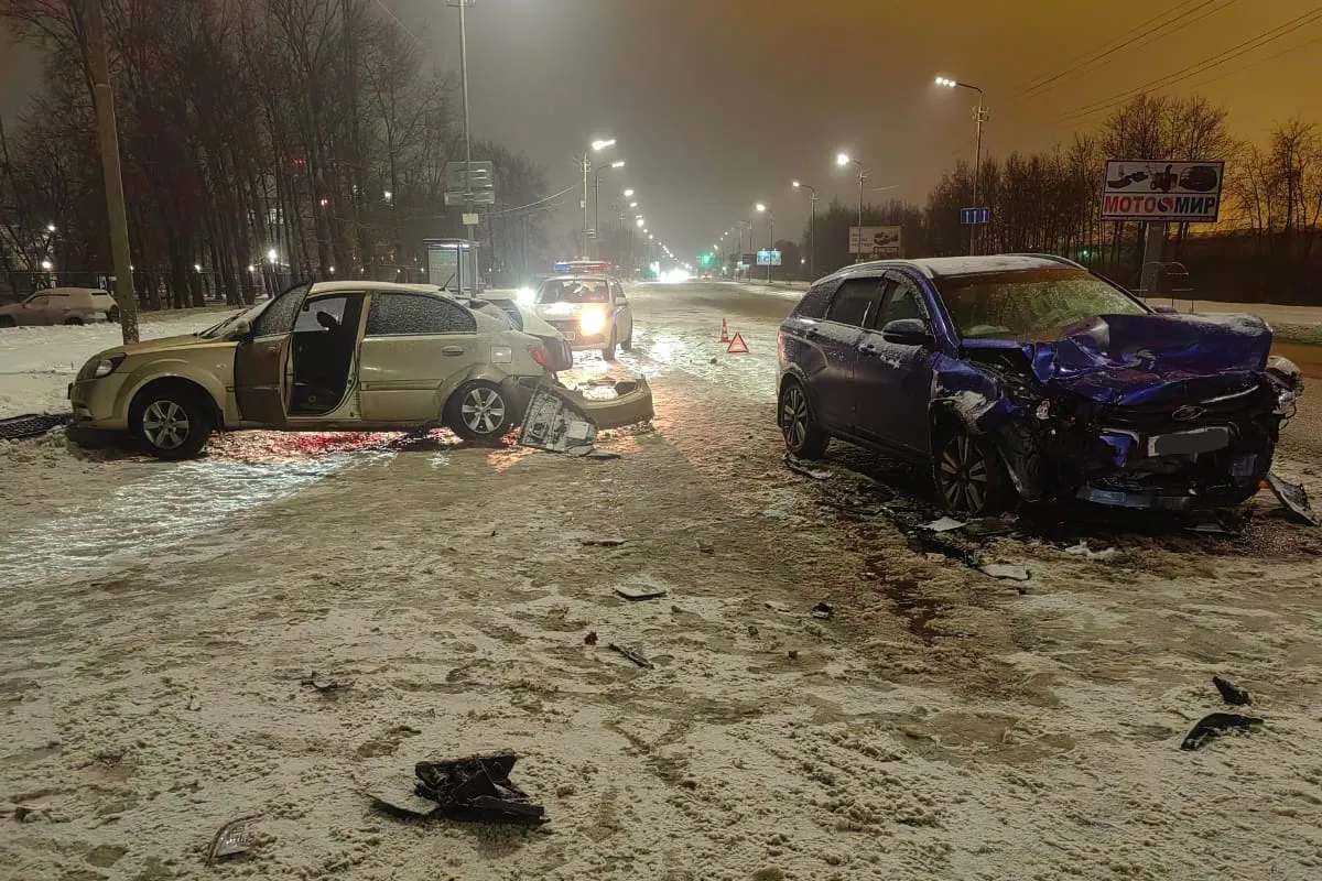 В Вологодской области 28-летний водитель скончался по пути в больницу после столкновения