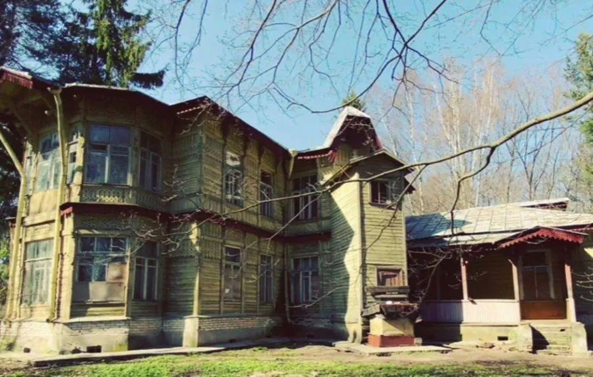 В Кронштадте прокуратура требует отремонтировать дачу Верещагиных