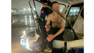 В Вологодской области полураздетый мужчина прыгал на льду, пытаясь его пробить