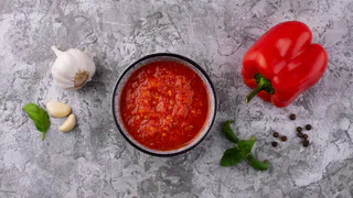 Аджика, от которой все сходят с ума: секретный рецепт с кабачками, яблоками и жгучим перцем в одной банке