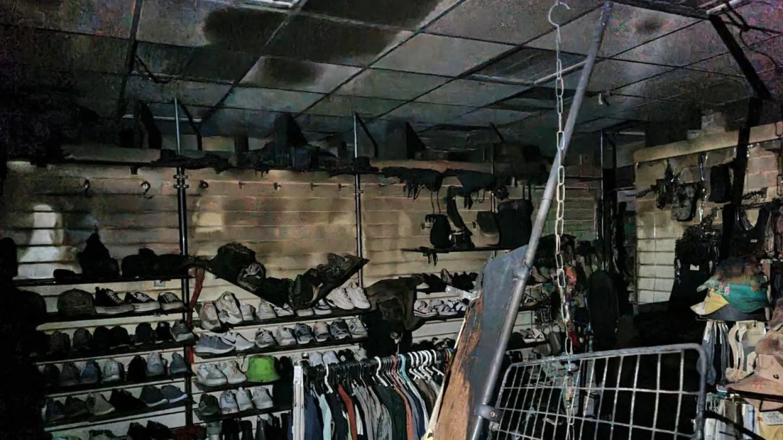 В Вологде неизвестные метнули бутылку с зажигательной смесью в магазин
