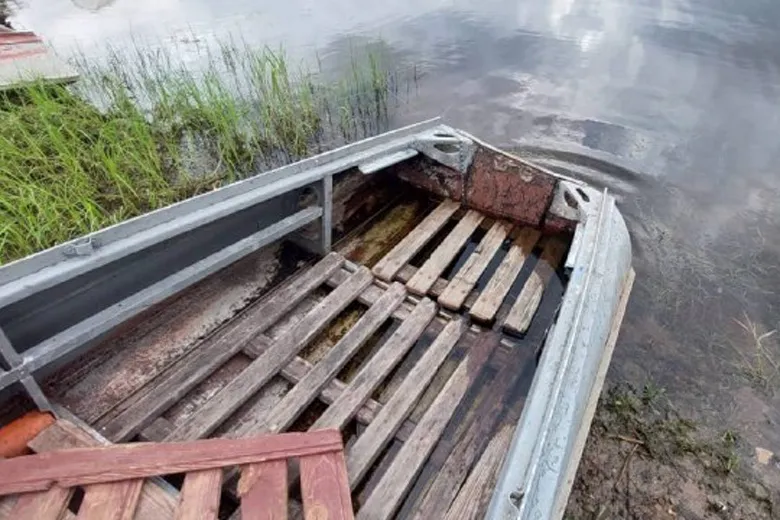 В Вологодской области мужчина погиб, упав с лодки во время шторма