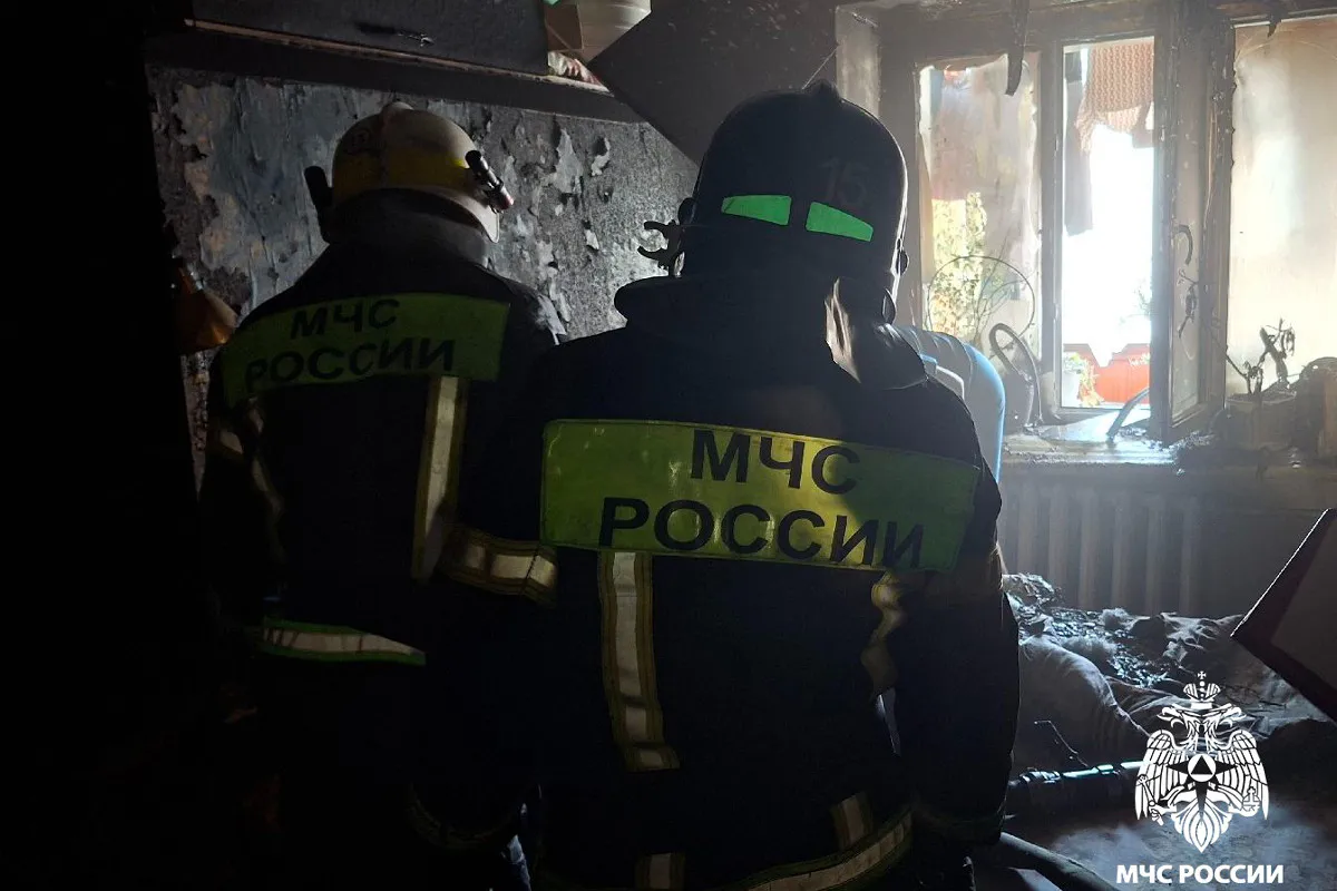 14 человек эвакуировались из загоревшегося в Вологодской области дома