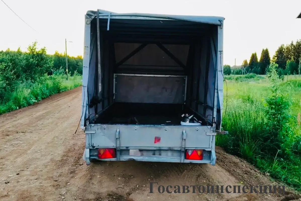 В Вологодской области подросток на мопеде врезался в прицеп и попал в больницу