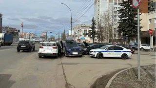 Три иномарки столкнулись в центре Вологды