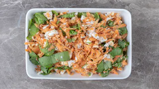 Салат «Курочка Ряба»: потрясающе вкусное блюдо гости будут уплетать за обе щеки — готовьтесь делиться рецептом