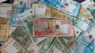 Все накопления разом превратятся в бумажки: новая волна девальвации ударит по экономике, как в 90-е