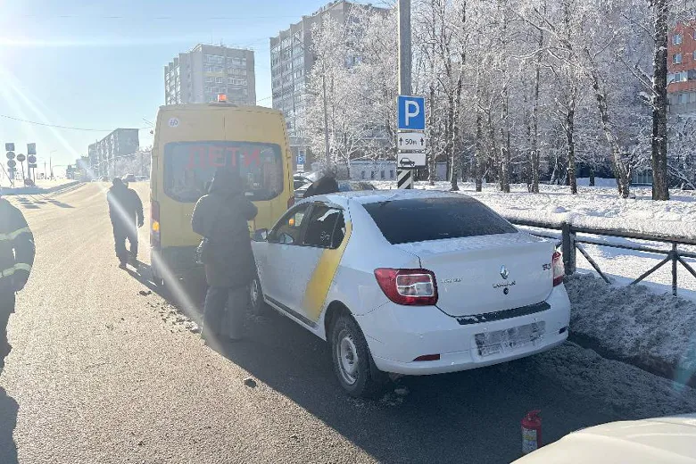 Пассажирка такси пострадала в аварии с тремя машинами в Вологодской области