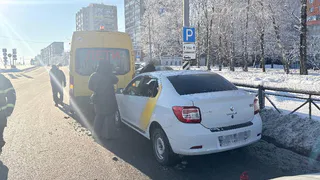 Пассажирка такси пострадала в аварии с тремя машинами в Вологодской области 